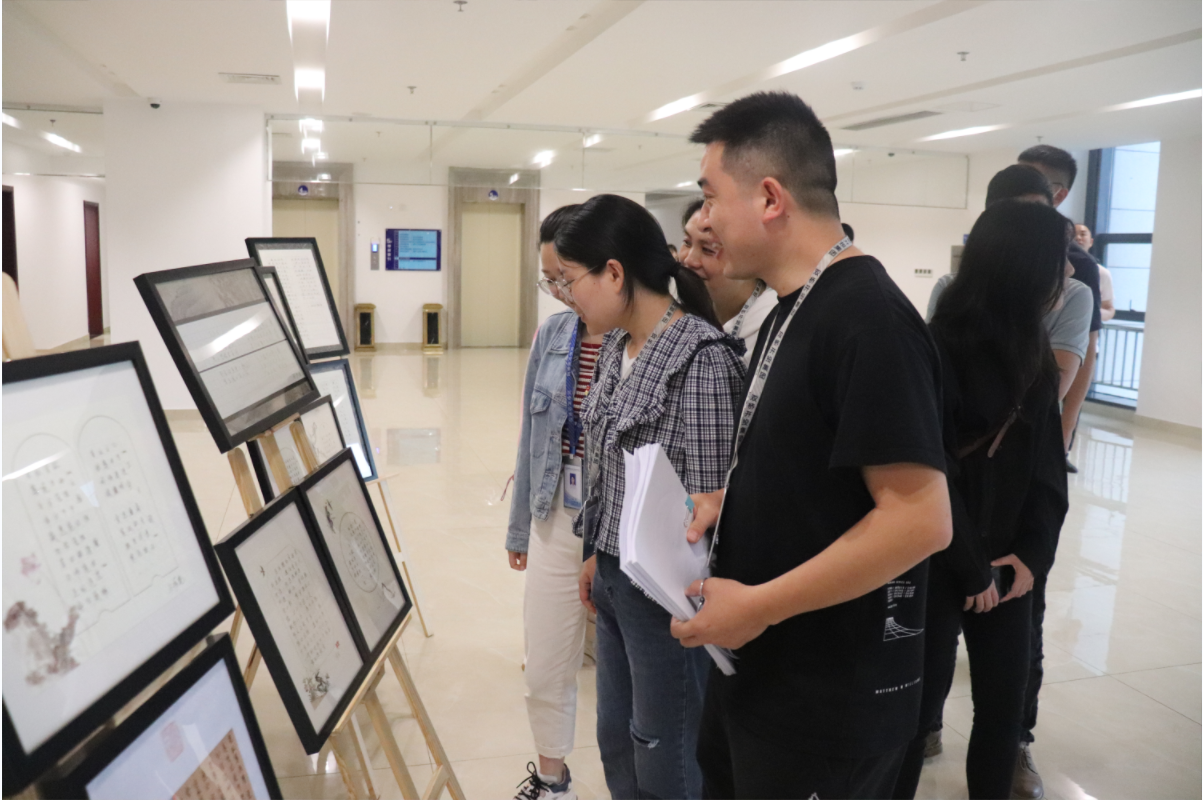 圖為：開投集團(tuán)展出優(yōu)秀獲獎作品，干部職工及家屬參觀書法作品，學(xué)習(xí)廉潔文化.png